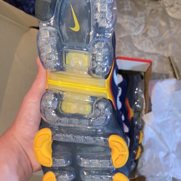 Men vapormaxes size 10.5 - Picture 5 of 6